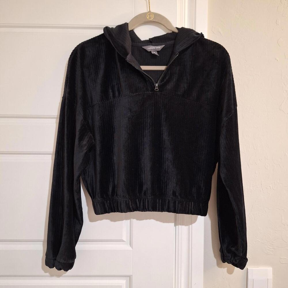 Cobble Lane Black Velvet Cropped Sweater Medium Athleisure Travel Comfort Gym